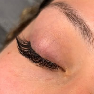 Diseño de extensiones de pestañas con el ojo cerrado