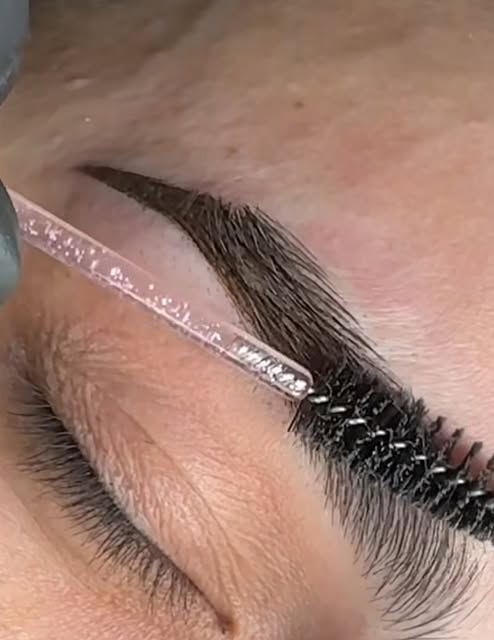 Laminado de cejas peinado con cepillo