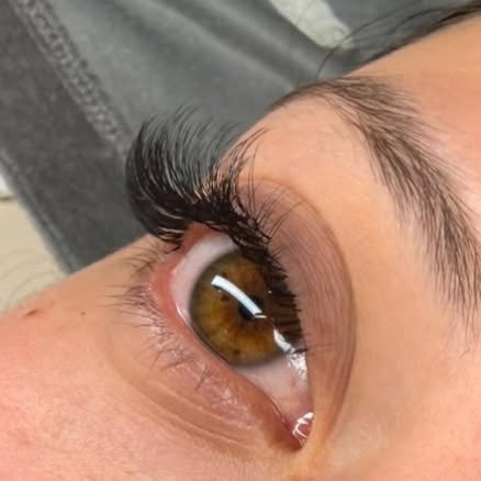 Extensiones de pestañas vistas de perfil con el ojo abierto