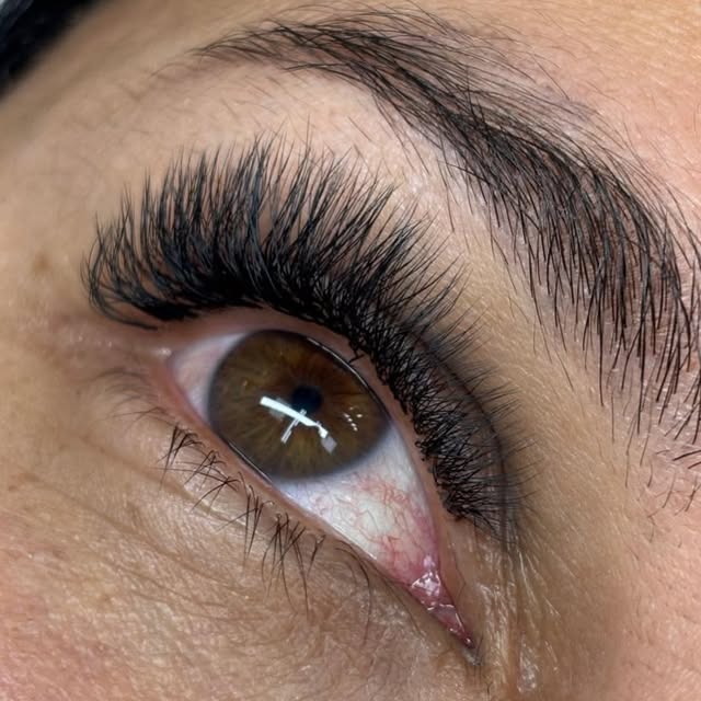 Extensiones de pestañas de volumen en ojo café, PauLázaro Lashes & Brows, Moravia